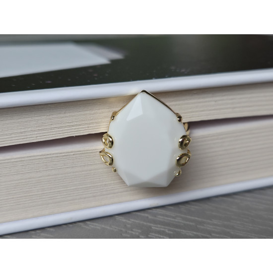 Ring with crystal