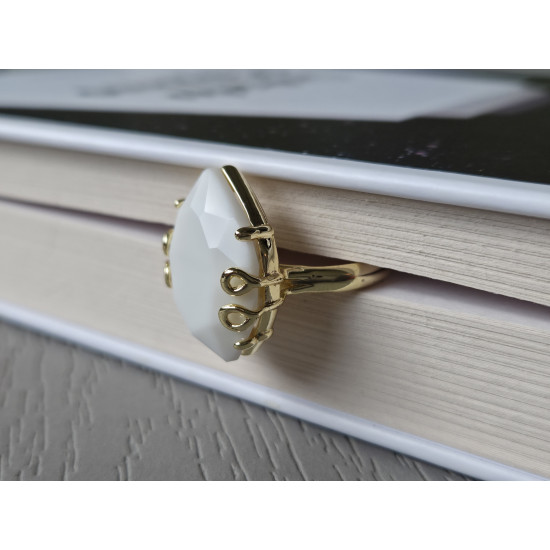 Ring with crystal