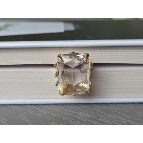 Ring with crystal